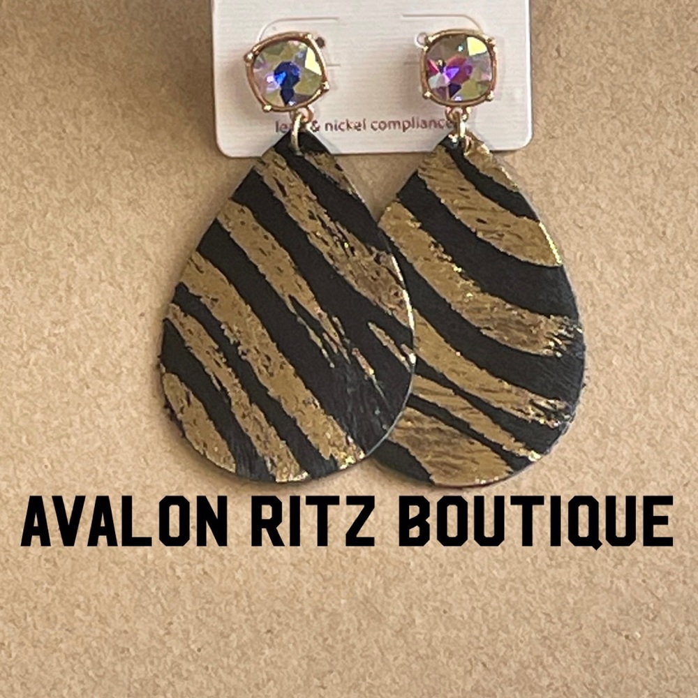 ❤️🎉JUST IN! Black and Gold Tiger Striped Leather Earrings Iridescent Crystal